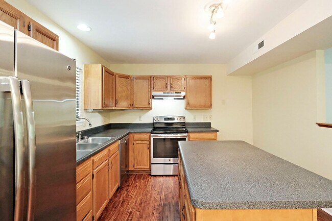 Building Photo - 1011 Highlands Dr