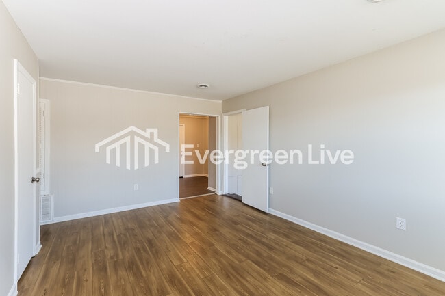 Building Photo - 2508 Dexter Rd