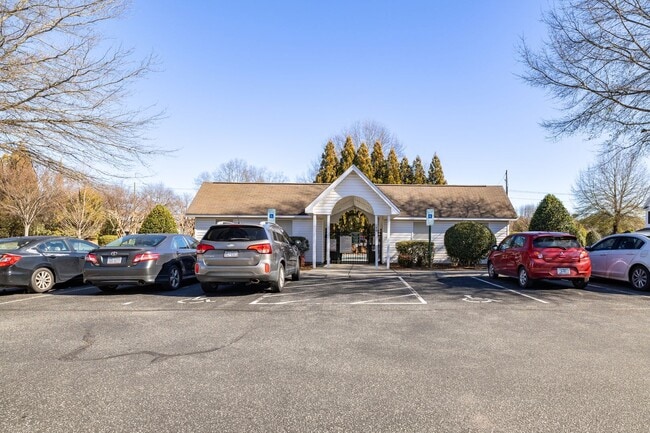 Building Photo - 3 Bedroom, 2 1/2 Bathroom End Unit Townhome in Greensboro