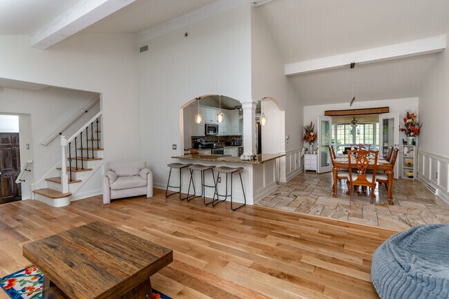 Building Photo - 230 Jacobs Creek Rd