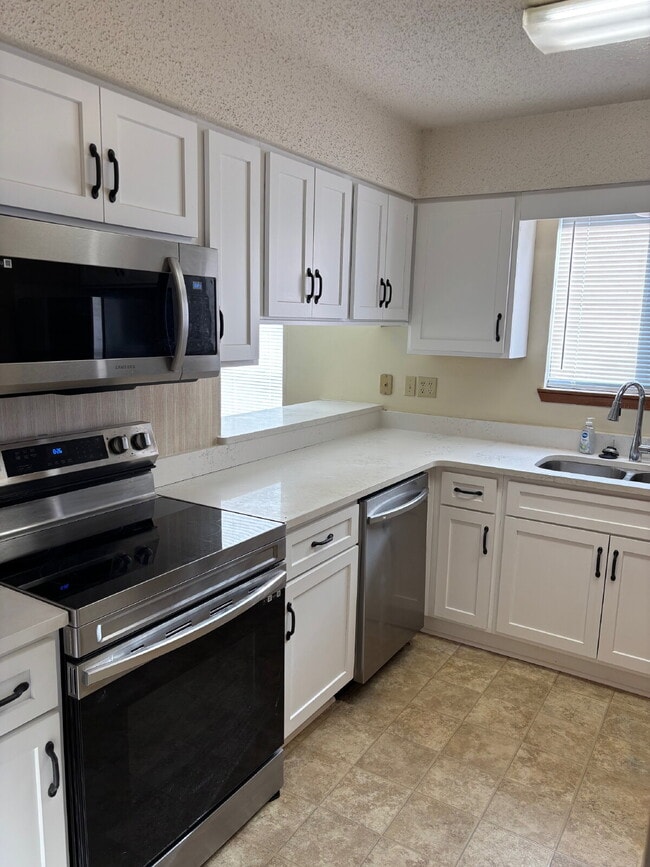 Building Photo - "Charming 2-Bedroom Townhouse in Mary Esth...