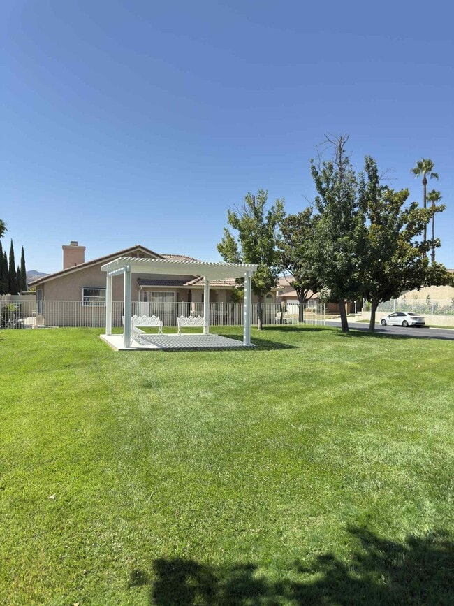 Building Photo - 2890 Summer Set Cir
