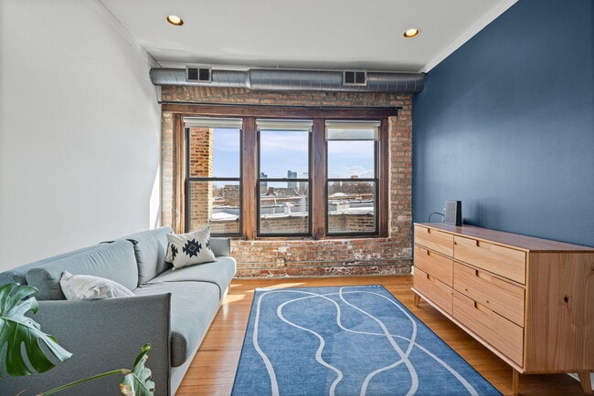 Building Photo - 1474 W Foster Ave