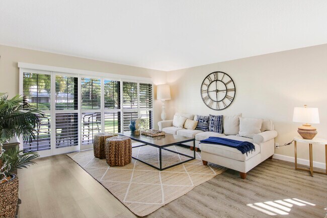 Building Photo - 704 Club Dr