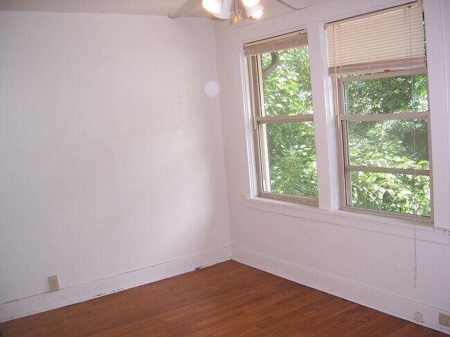 Building Photo - 5923 Douglas St