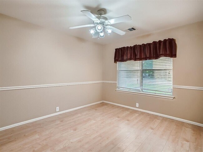 Building Photo - 215 Spruce Dr