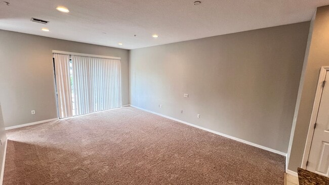 Building Photo - Beautiful 3/2 Townhouse Available !!