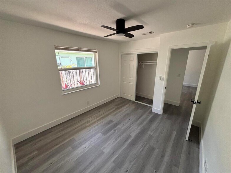 Building Photo - 880 SE 12th St