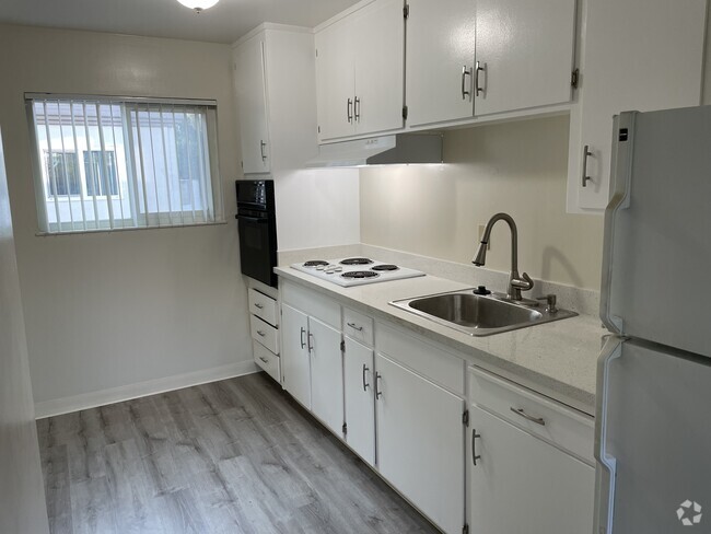 Building Photo - 2070 Latham St