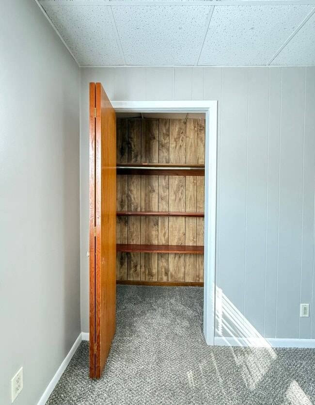 Building Photo - Easy to Maintain 2 Bed Home with Attached Garage