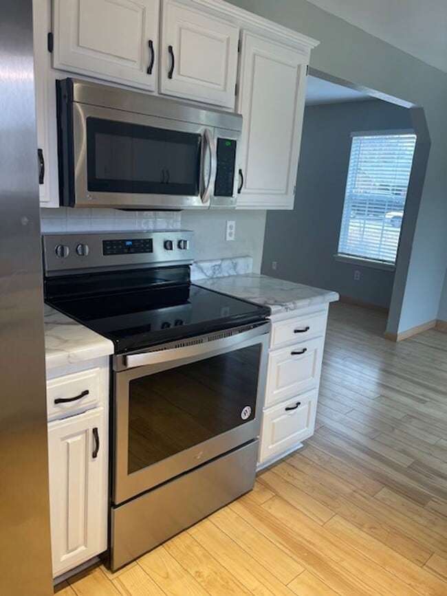 Building Photo - BEAUTIFUL HOME IN GREAT LOCATION! EASY ACC...