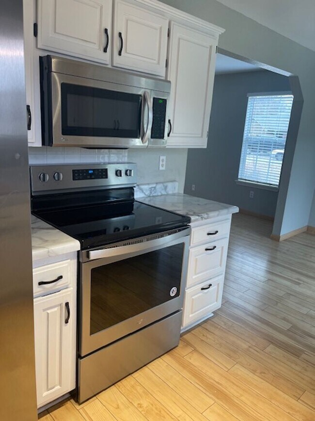 Building Photo - BEAUTIFUL HOME IN GREAT LOCATION! EASY ACCESS TO I-49!