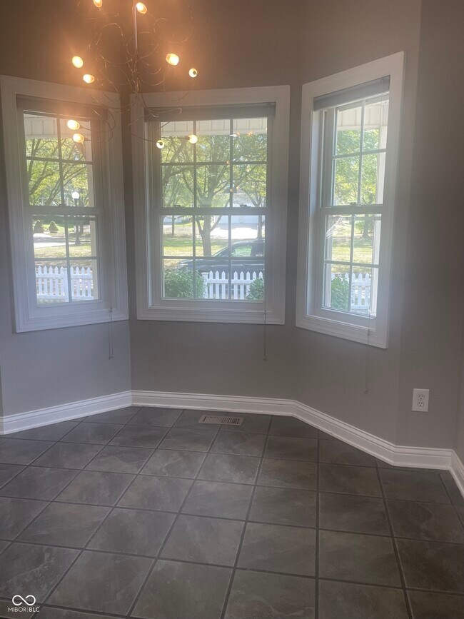Building Photo - 5670 Honey Locust Dr