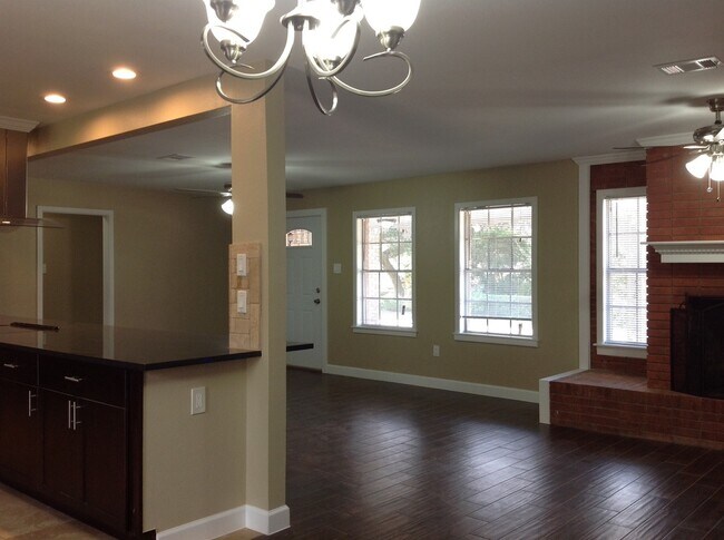 Building Photo - Gorgeous Remodel - North Austin Home!