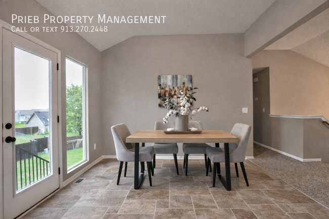 Building Photo - 233 W Fountain Cir