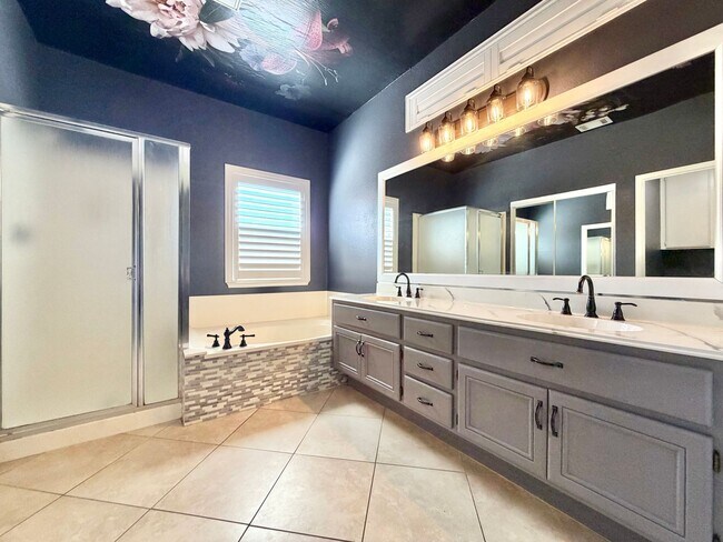 Building Photo - Move-In Ready 3 Bedroom 2 Bathroom Hemet Pool Home with Solar