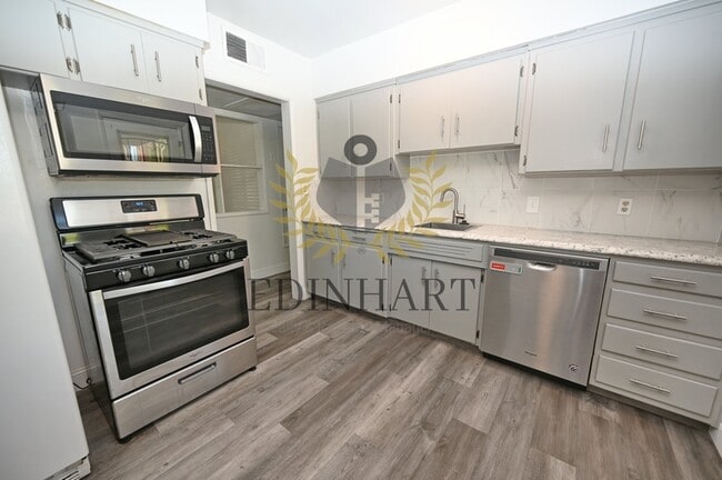 Building Photo - 5568 N Millbrook Ave