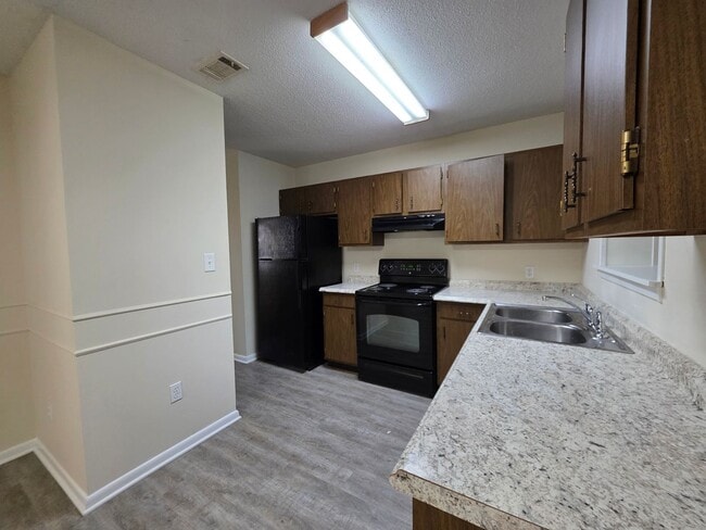 Building Photo - Nicely updated 3BR/1.5BA with fenced in ba...