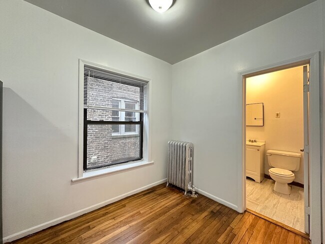 Building Photo - 933 W Sunnyside Ave