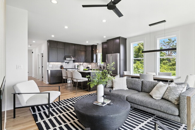 Building Photo - "Spacious 4-Bed, 4-Bath Gem in Nashville -...