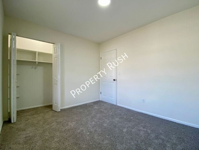 Building Photo - 922 Delores Dr