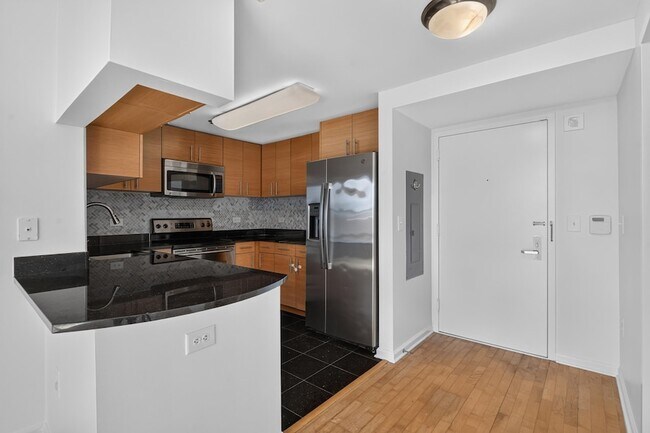 Building Photo - 102 Christopher Columbus Dr