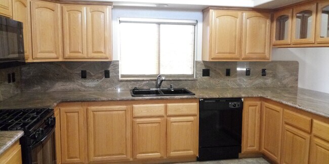 Building Photo - Beautiful 3 Bedroom Home