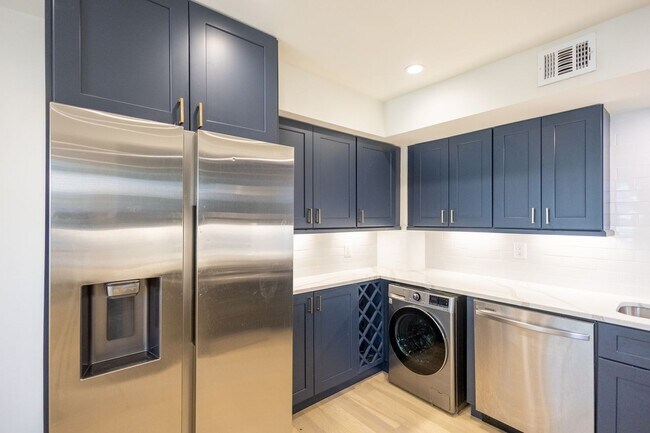Building Photo - Lovely 2 BR/1 BA 2-Level Condo in Fairlawn!
