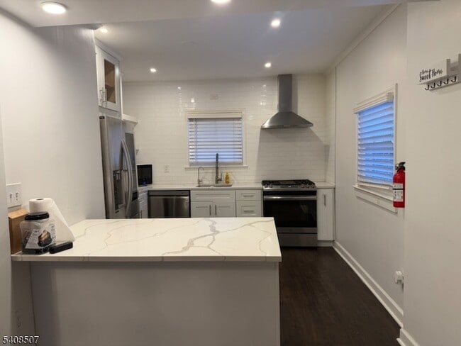 Building Photo - 11 Pine St