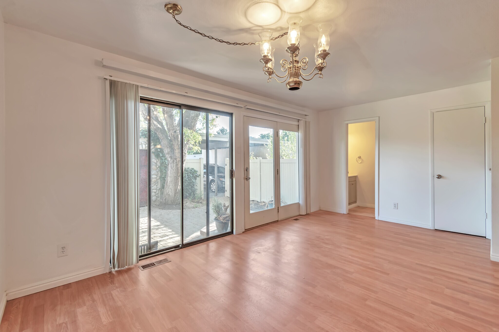 Building Photo - 1586 E Ventnor Ave