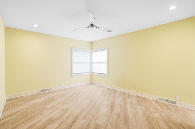 Building Photo - 4515 N Lake Dr