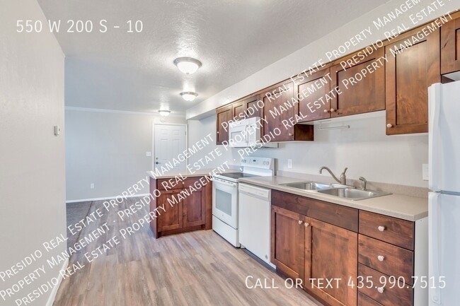 Building Photo - Cute, clean 2 BR/1 BA apartment