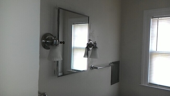 Building Photo - DAYTON, OH - SINGLE HOME - 2 BED, 1 BATH - $825