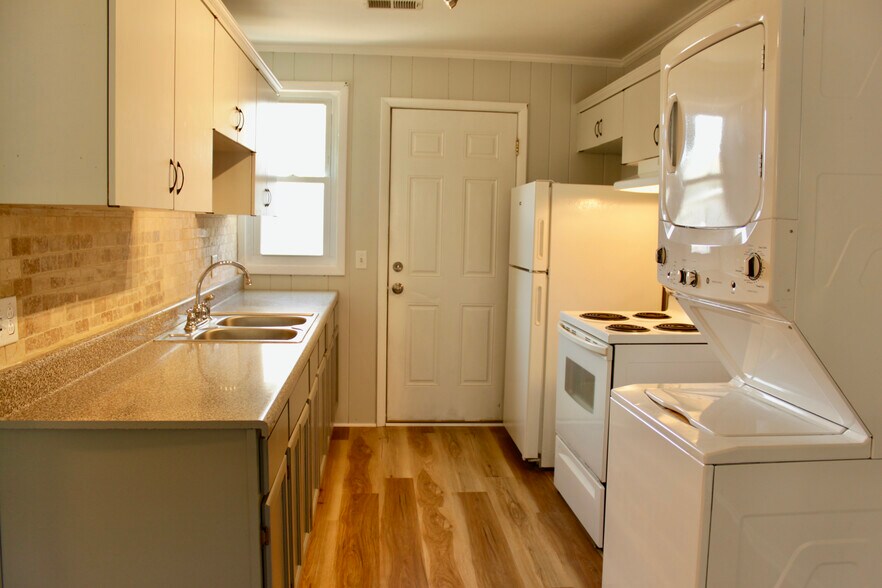 Washer/dryer, Oven, Fridge - 1401 22nd Ave N