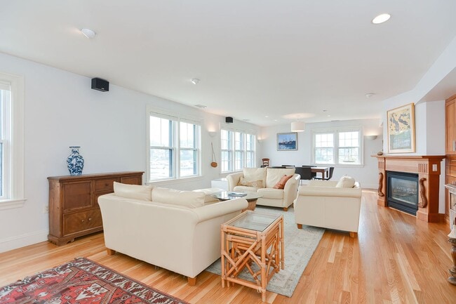 Building Photo - Winter Rental: Waterfront 3 Bed/3 Bath on Rocky Neck