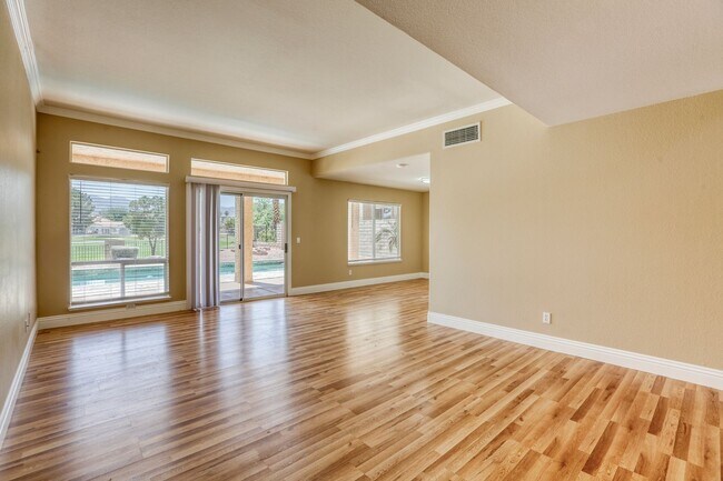 Building Photo - POOL HOME WITH LUSCIOUS GOLF COURSE & MAJE...