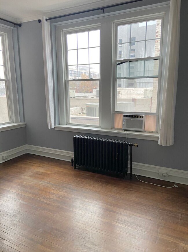 Building Photo - *COMING SOON* Charming Two Bedroom in Uptown Clt!