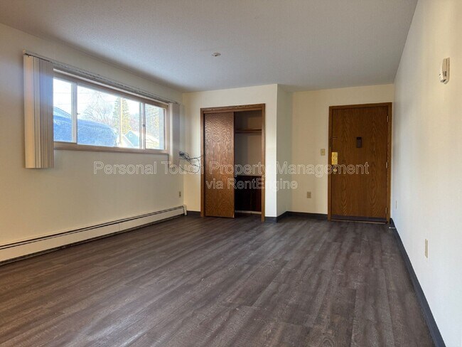 Building Photo - 320 6th St S