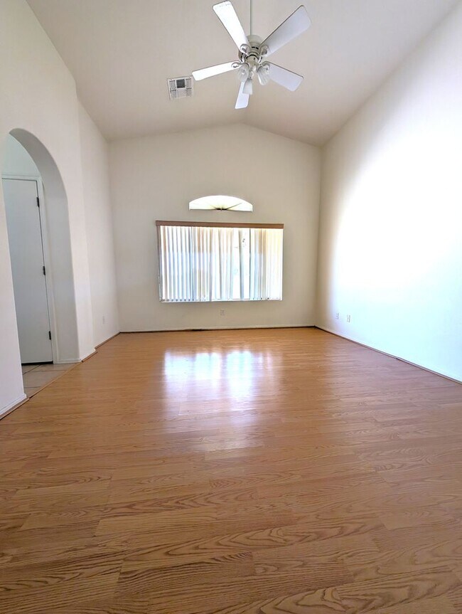 Building Photo - Convenient Tucson Eastside Home with 3 bed...