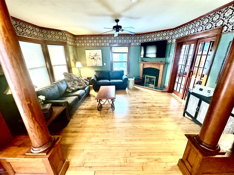 Building Photo - 505 W Conant St