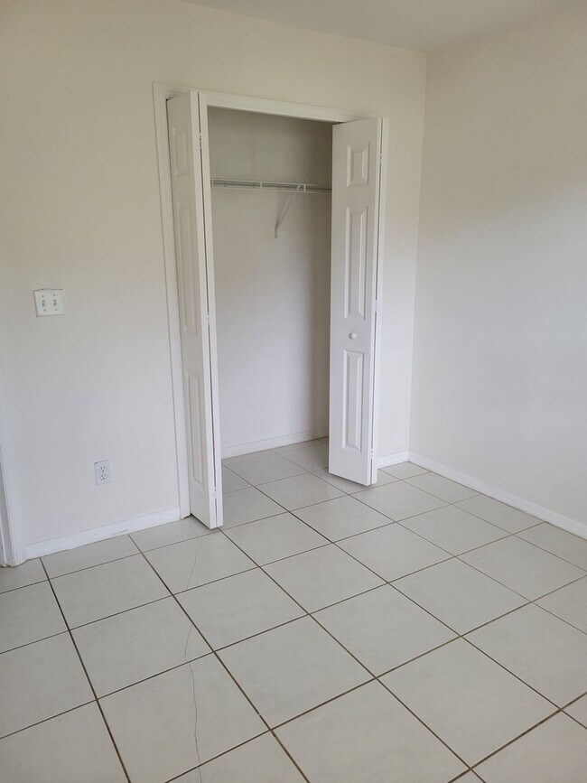 Building Photo - Spacious, Bright & Move-In Ready Home in C...