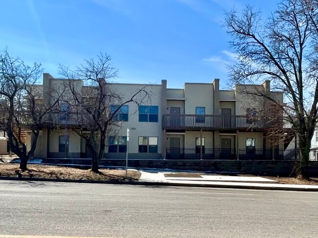 Building Photo - 507 SW 6th Ave