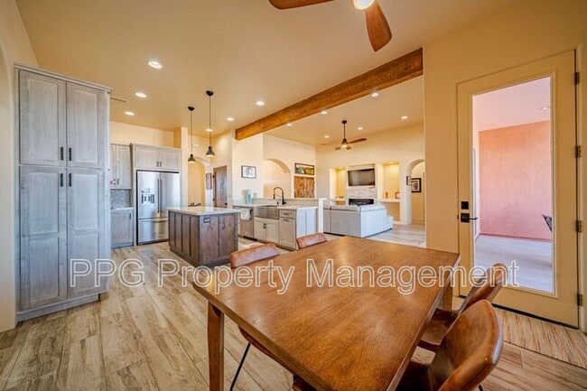 Building Photo - 335 Latigo Way