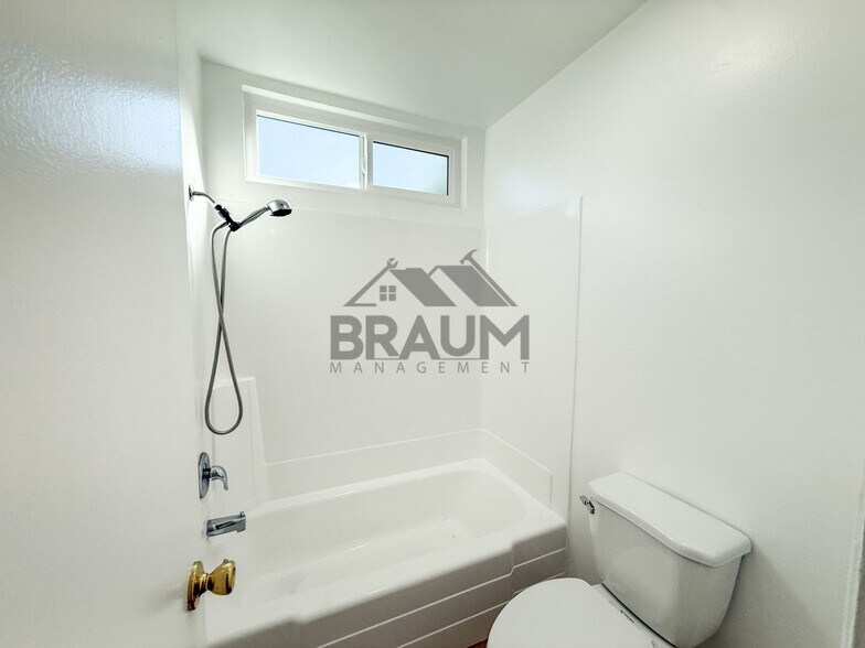 Building Photo - 6612 Sylmar Ave