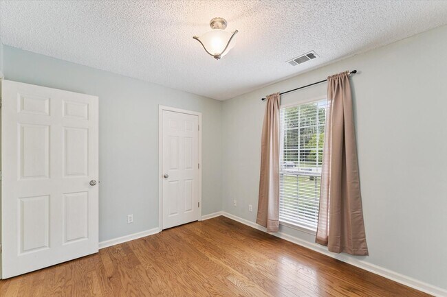 Building Photo - AVAILABLE OCTOBER 2025! [PET FRIENDLY]