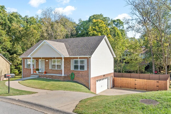 Building Photo - Adorable Home Ready for You to Call Home!