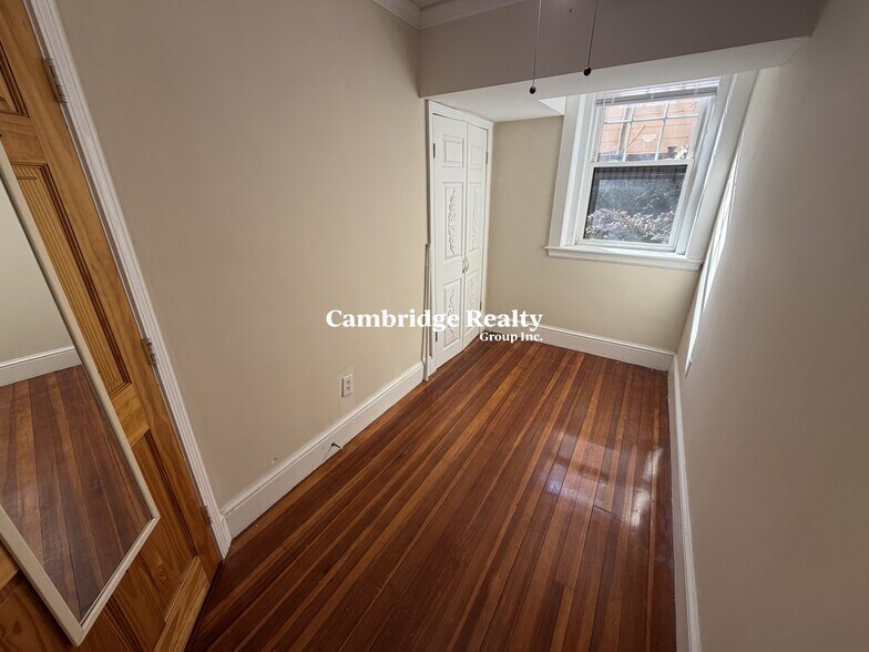 Building Photo - 5 Newport Rd