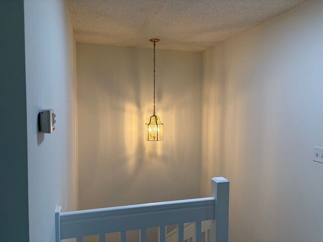 Building Photo - Charming Townhouse