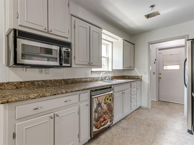 Building Photo - 616 Whispering Oak Rd