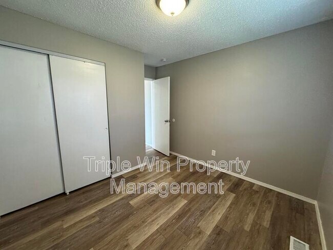 Building Photo - 513 Coachway Ln